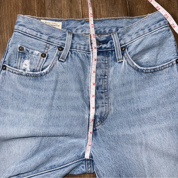 Vintage 501 Levi’s high waisted straight tapered leg button fly mom jean 23 crop